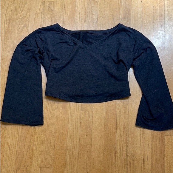 LULULEMON cropped V neck sweater. - Picture 4 of 4